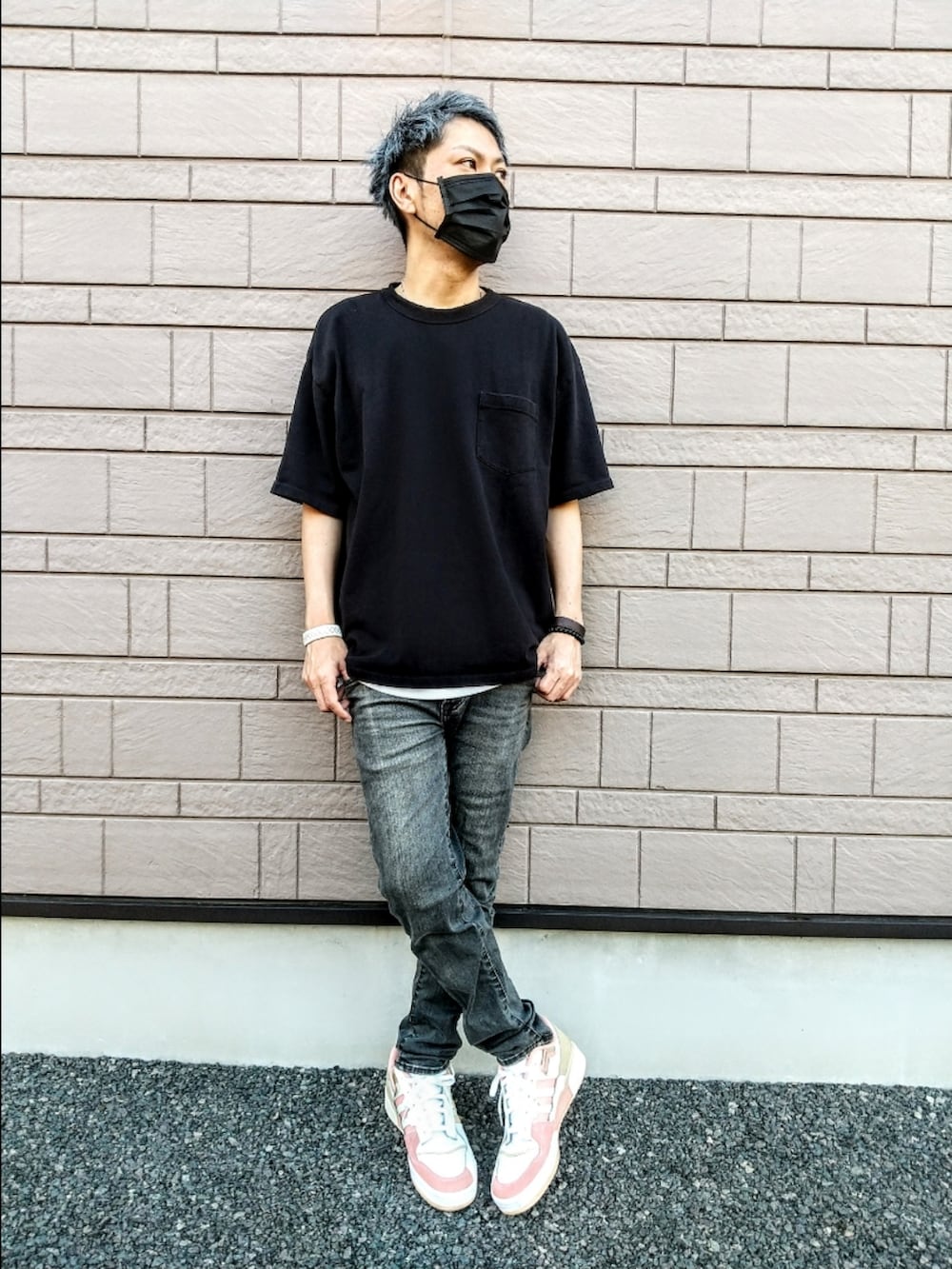 ブラック系のTシャツ/カットソー、グレー系のデニムパンツ、ホワイト系のスニーカーを着用したメンズの夏コーディネートの2枚目の写真