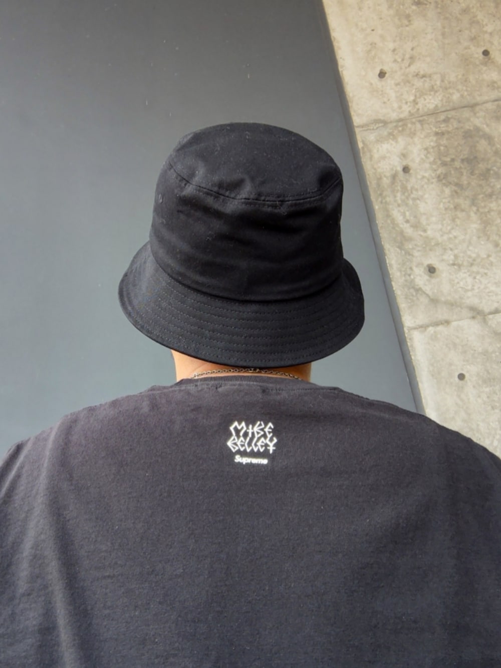 ブラック系のTシャツ/カットソー、ホワイト系のタンクトップ、グレー系のその他パンツを着用したメンズの夏コーディネートの2枚目の写真
