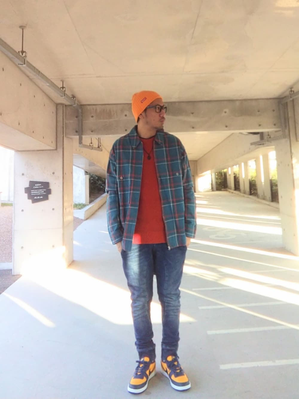 その他のブルゾン、オレンジ系のニット/セーター、ブルー系のパンツを着用したメンズの冬コーディネートの3枚目の写真