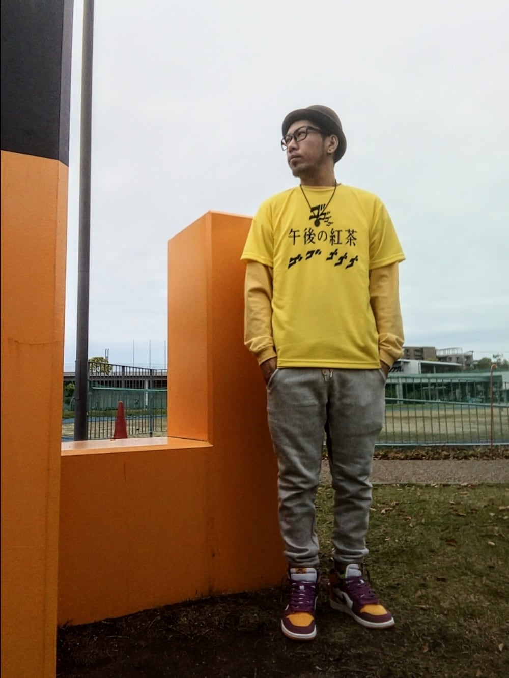 イエロー系のTシャツ/カットソー、イエロー系のスウェット、グレー系のスウェットパンツを着用したメンズの春コーディネートの2枚目の写真