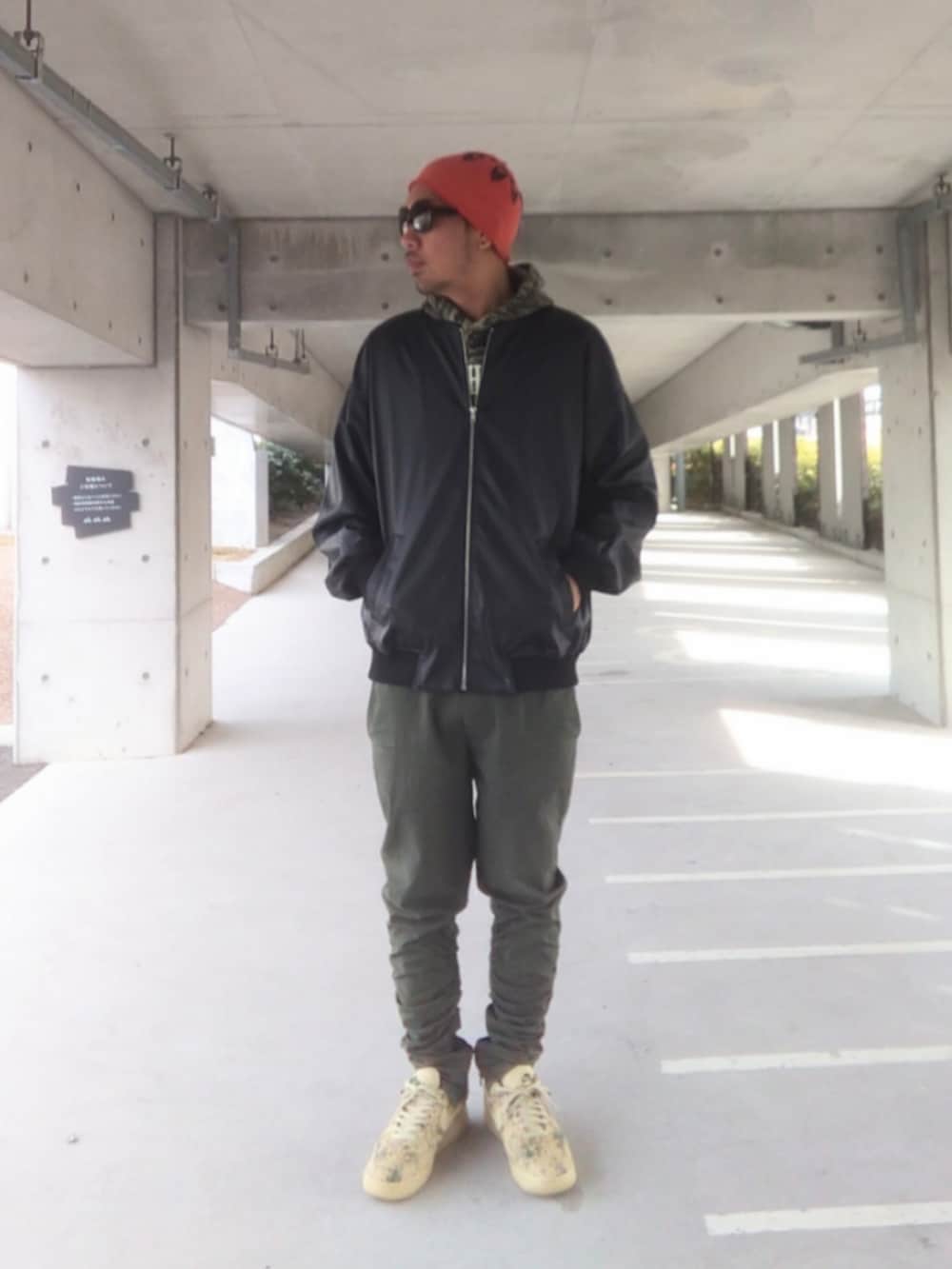 ブラック系のジャケット/アウター、その他のパーカー、グリーン系のパンツを着用したメンズの冬コーディネートの2枚目の写真