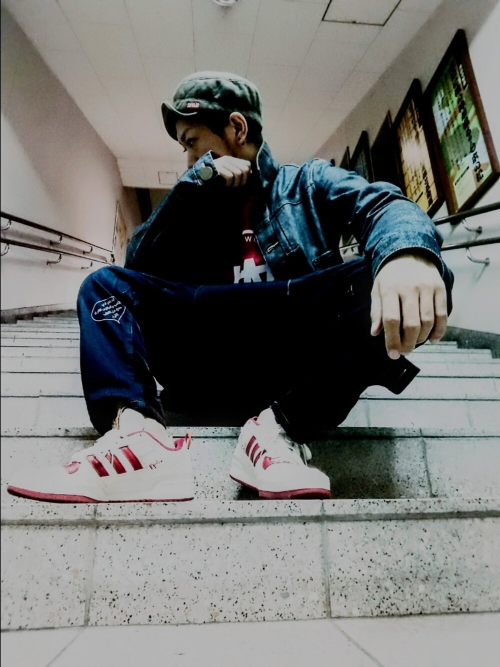 ブルー系のデニムジャケット、レッド系のTシャツ/カットソー、ブルー系のデニムパンツを着用したメンズの秋コーディネートの3枚目の写真