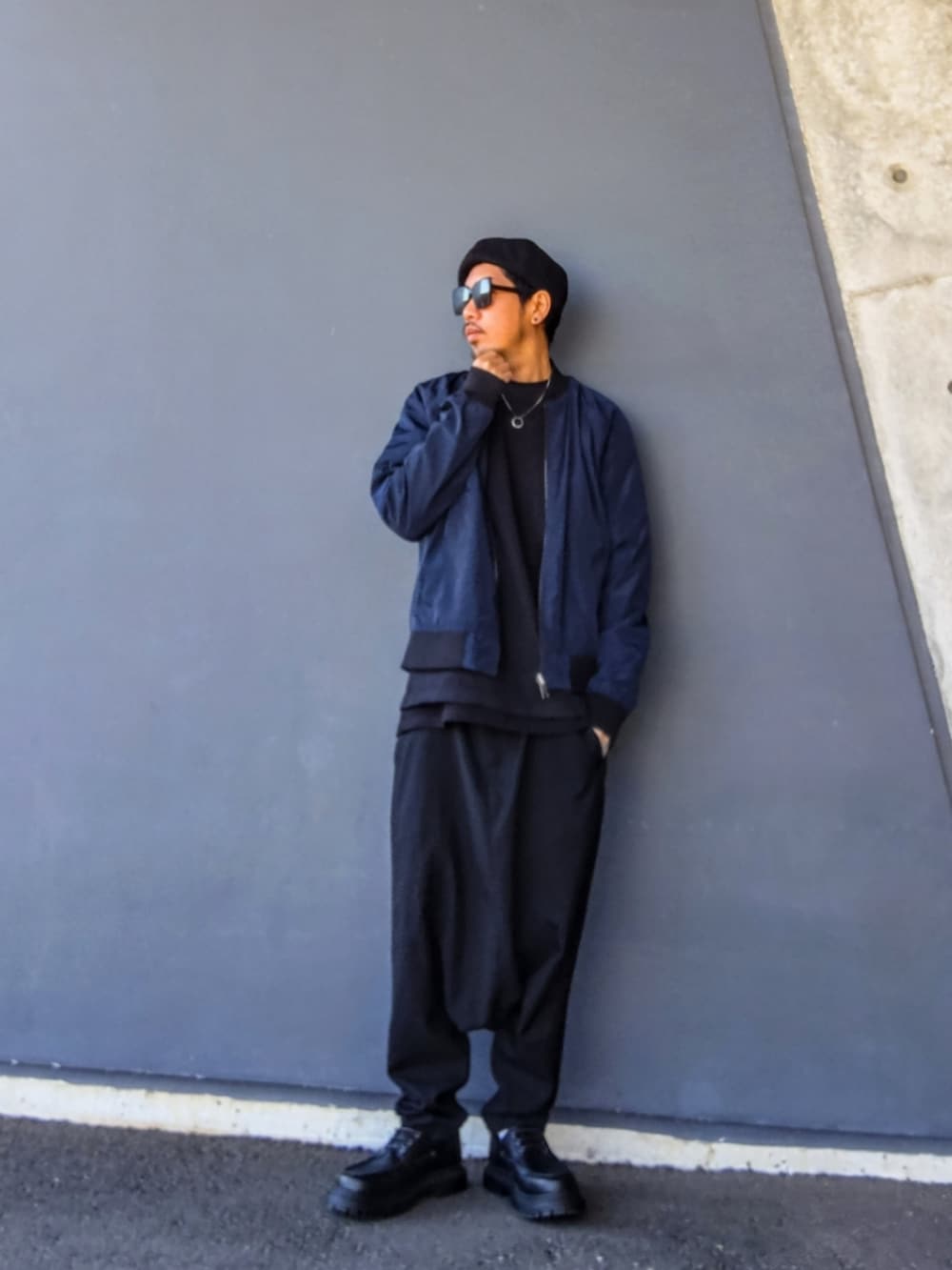 その他のMA-1、ブラック系のTシャツ/カットソー、ブラック系のTシャツ/カットソーを着用したメンズの冬コーディネートの3枚目の写真