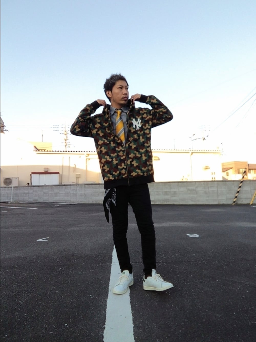 その他のパーカー、イエロー系のネクタイ、その他のシャツ/ブラウスを着用したメンズの冬コーディネートの3枚目の写真