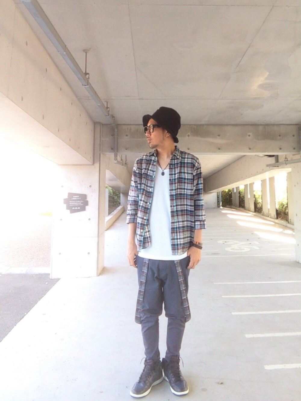 ブルー系のシャツ/ブラウス、ブルー系のその他パンツ、ブルー系のスニーカーを着用したメンズの秋コーディネートの2枚目の写真