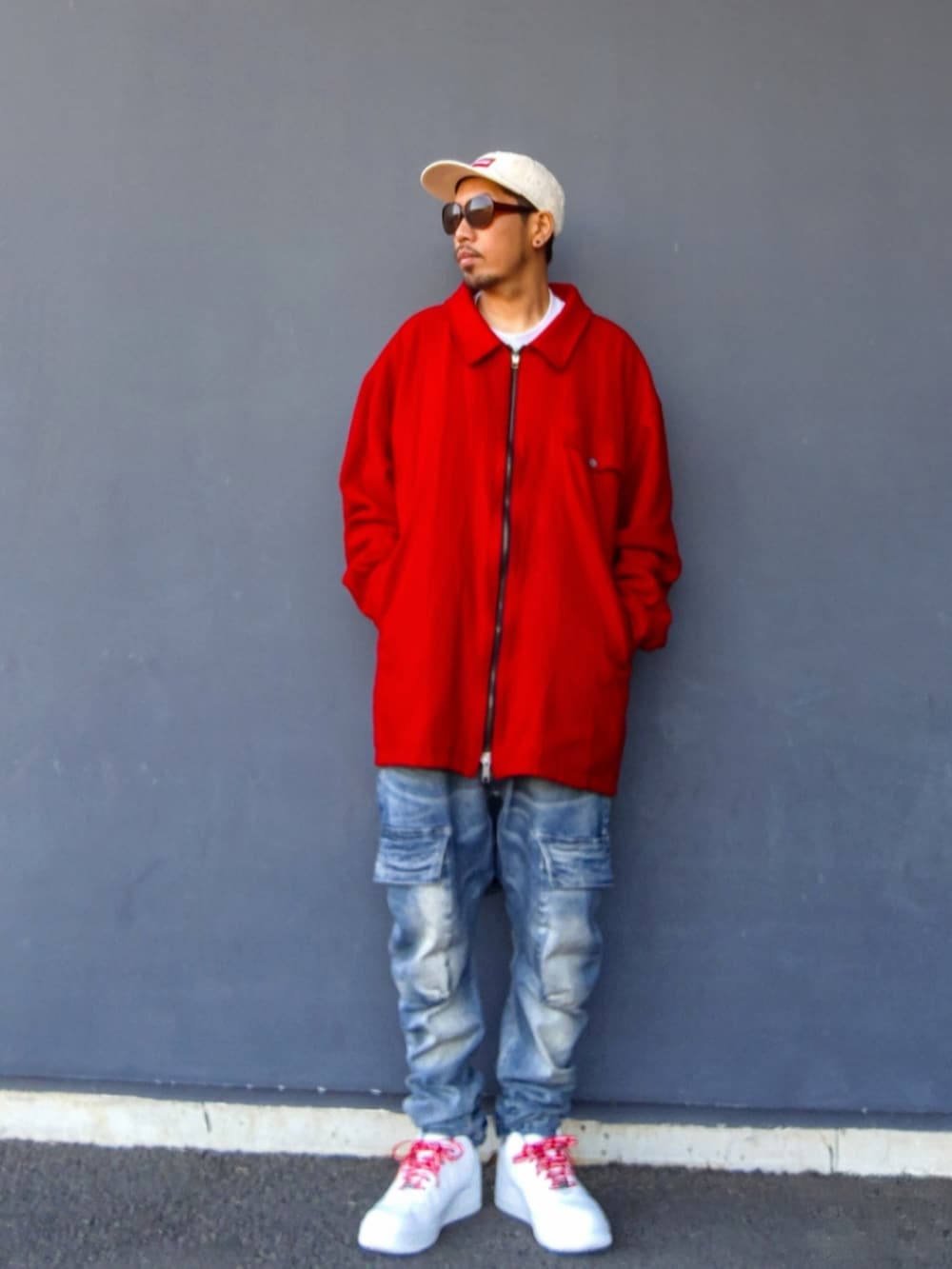 ブルー系のデニムパンツ、ホワイト系のスニーカー、ブラック系のその他パンツを着用したメンズの冬コーディネートの2枚目の写真