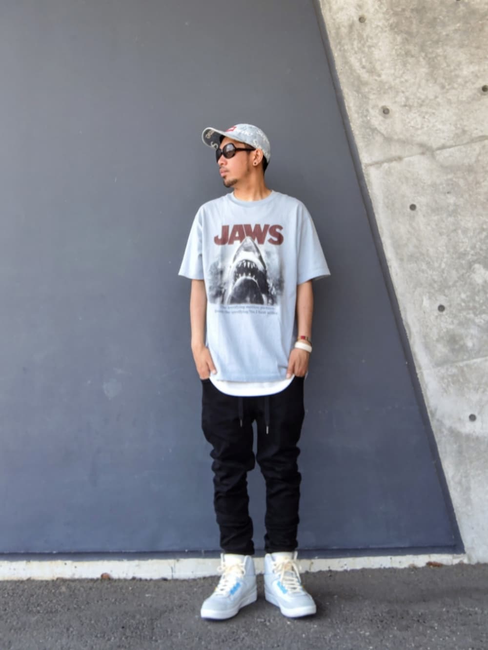 ブルー系のTシャツ/カットソー、ホワイト系のタンクトップ、ブラック系のデニムパンツを着用したメンズの春コーディネートの2枚目の写真