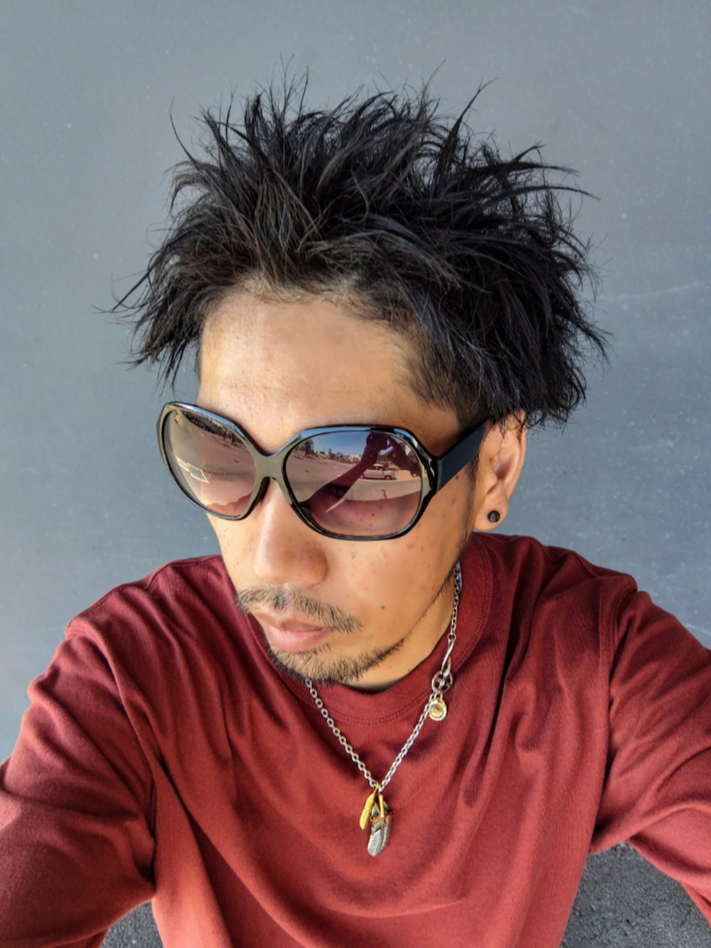ブラウン系のTシャツ/カットソー、ホワイト系のタンクトップ、ブルー系のデニムパンツを着用したメンズの夏コーディネートの3枚目の写真