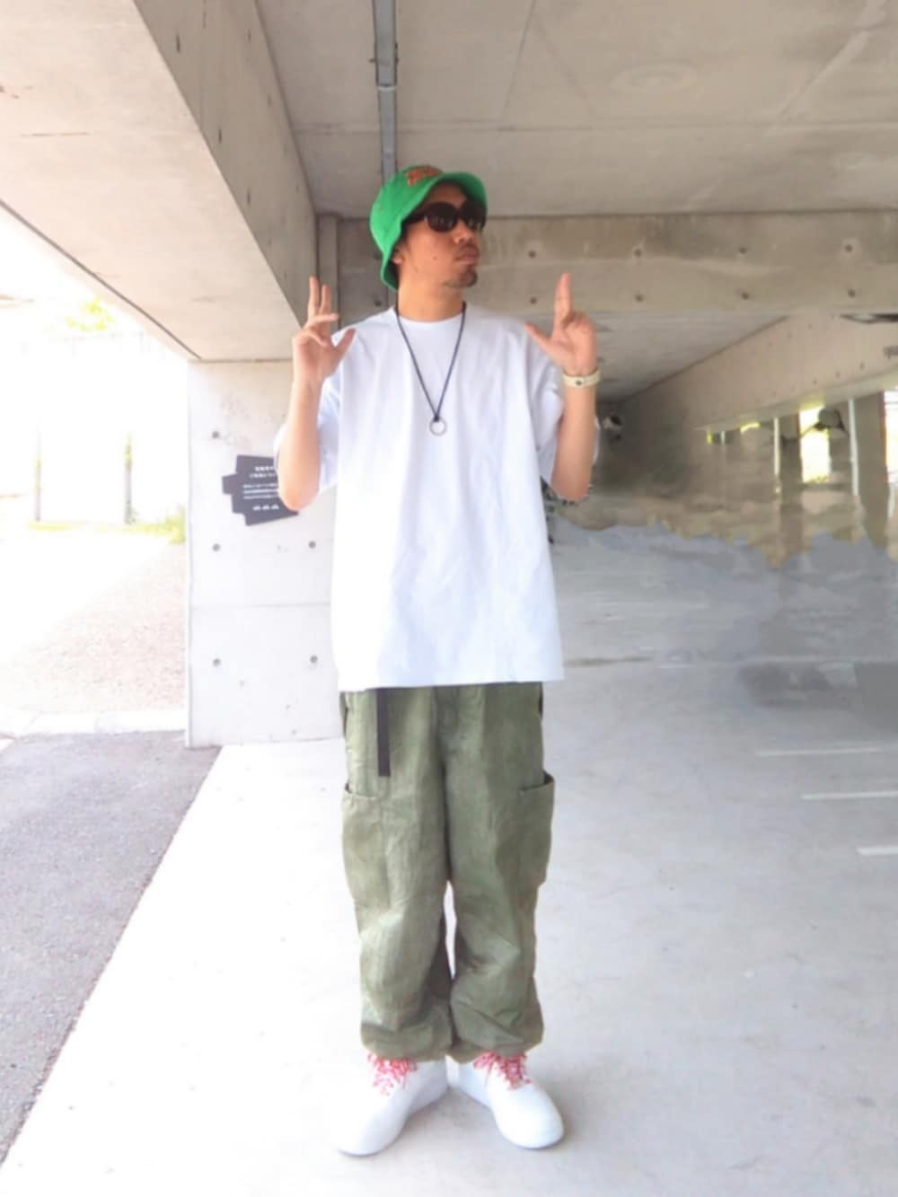「ストリート、HUF、カーゴパンツ、バケットハット、Diesel、ネックレス、NIKE、supreme、エアフォースワン、GVAIAL GARAGE、白Tシャツ、PROCLUB、ホワイト、シンプル」｜「GVAIAL GARAGEのアイテム（ハット、グリーン系）」を使った、hasshi(ハッシー)さん（骨格ナチュラル・メンズ・172cm）の夏コーディネートの2枚目の写真