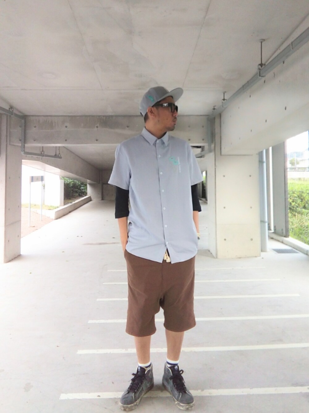 グレー系のシャツ/ブラウス、ブラウン系のその他パンツ、ブラック系のスニーカーを着用したメンズの秋コーディネートの4枚目の写真