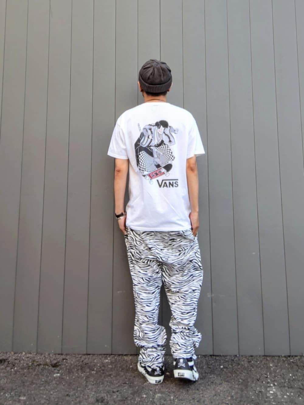 ホワイト系のTシャツ/カットソー、ホワイト系のその他パンツ、ブラック系のスニーカーを着用したメンズの夏コーディネートの2枚目の写真
