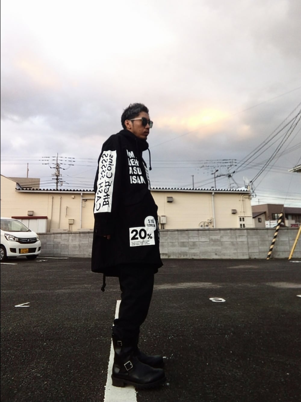 ブラック系のモッズコート、ブラック系のスウェットパンツ、ブラック系のブーツを着用したメンズの冬コーディネートの3枚目の写真