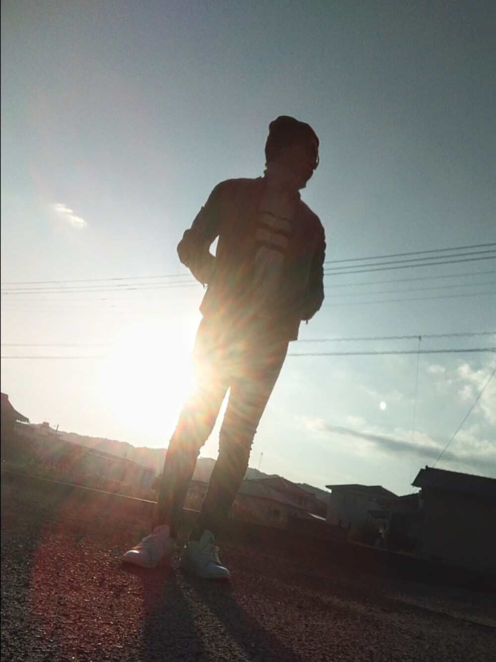 ブラック系のライダースジャケット、その他のジャージ、ブラック系のデニムパンツを着用したメンズの冬コーディネートの3枚目の写真