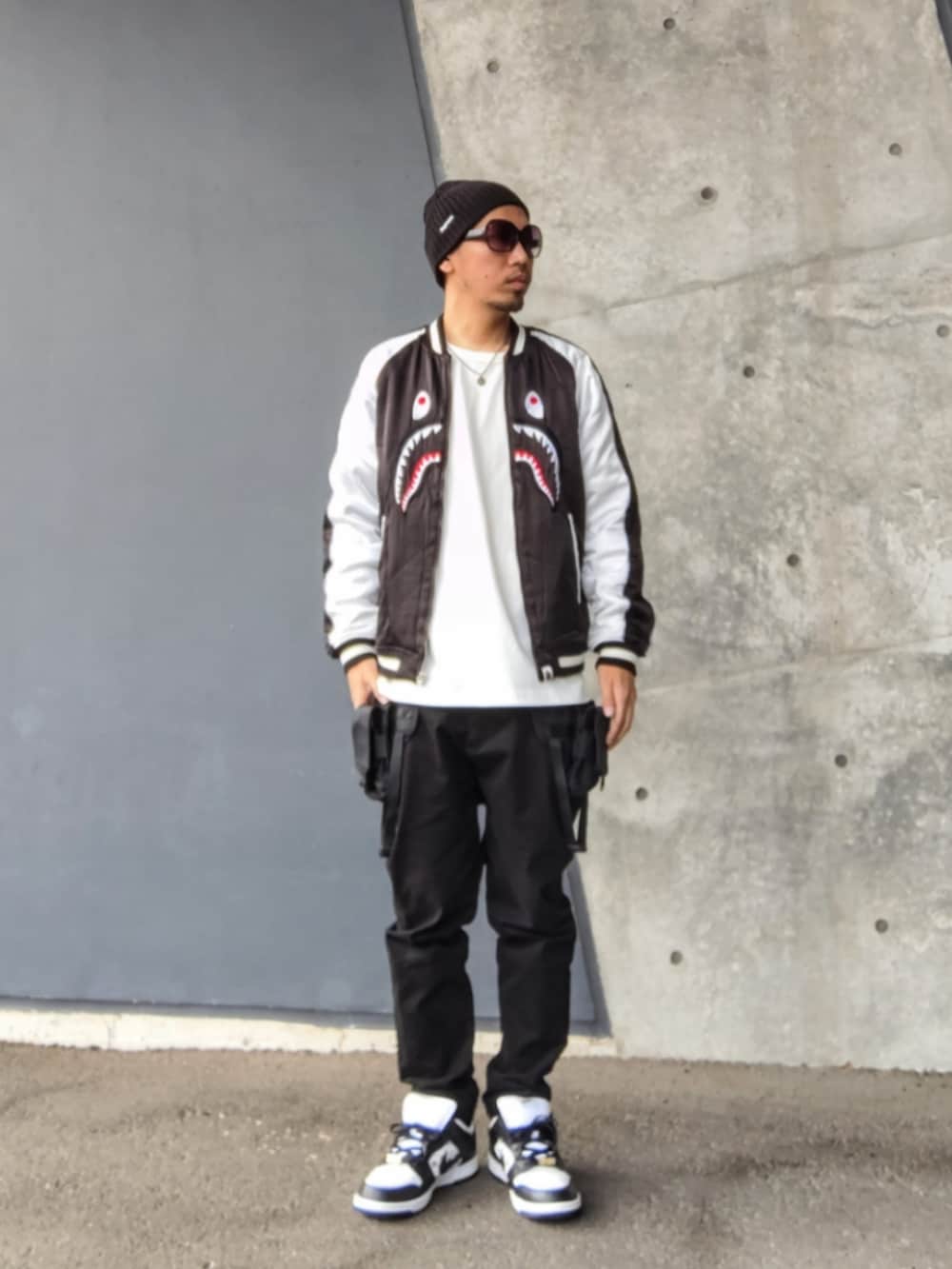 ブラック系のスカジャン、ホワイト系のTシャツ/カットソー、ブラック系のその他パンツを着用したメンズの春コーディネートの2枚目の写真