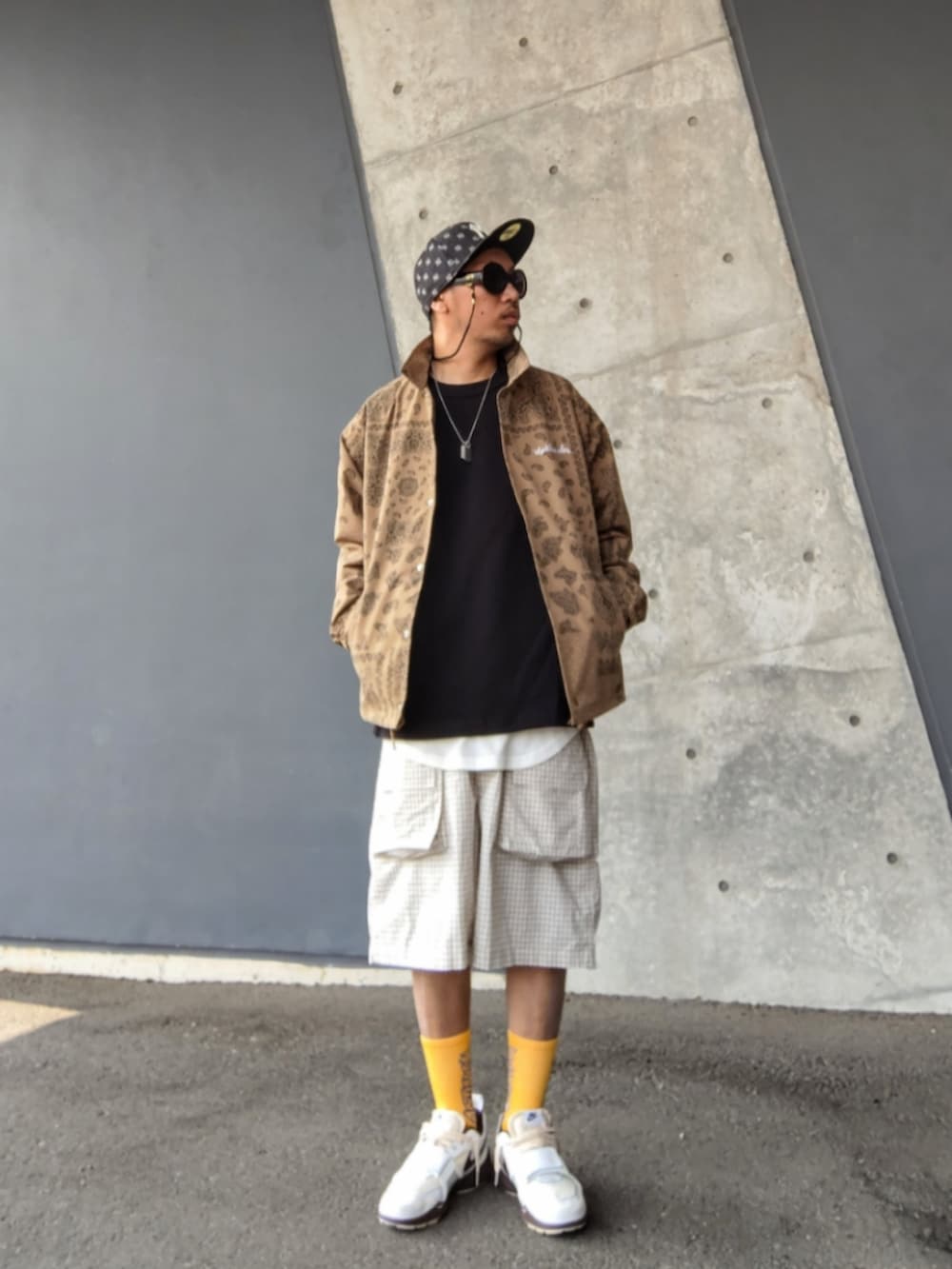 ベージュ系のジャケット/アウター、ブラック系のスウェット、ホワイト系のパンツを着用したメンズの春コーディネートの2枚目の写真