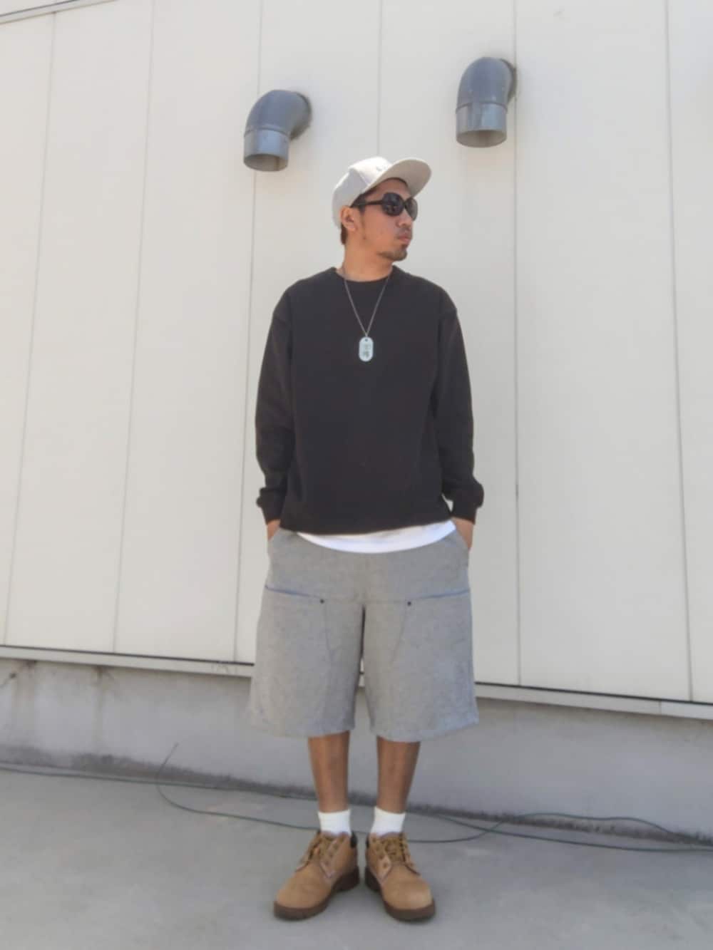 ブラック系のTシャツ/カットソー、ホワイト系のタンクトップ、グレー系のその他パンツを着用したメンズの春コーディネートの2枚目の写真