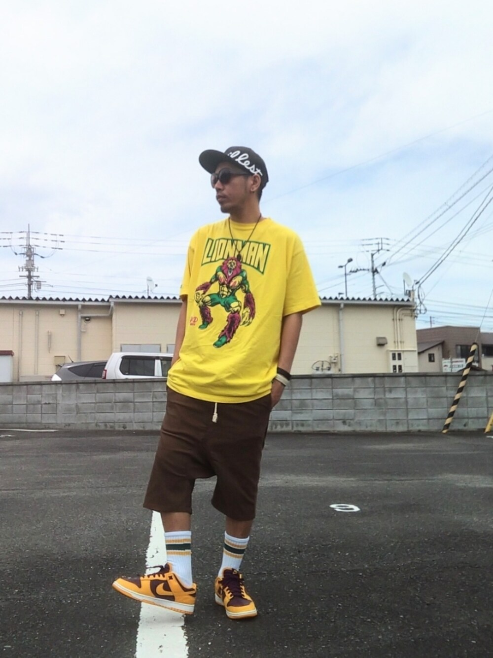 イエロー系のスニーカー、イエロー系のTシャツ/カットソー、ブラウン系のその他パンツを着用したメンズの夏コーディネートの2枚目の写真