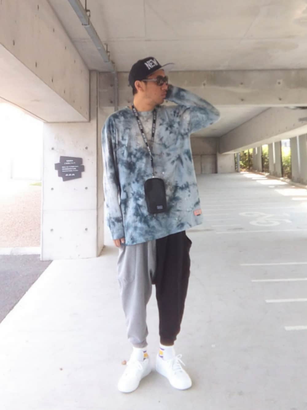 「ストリート、430、NEW ERA、relation、スウェットパンツ、Jordan、ネックストラップ、春めき満開コーデ、靴下オタク、サングラス、NIKE、キモ撮り」｜「NEW ERAのアイテム（キャップ、ブルー系）」を使った、hasshi(ハッシー)さん（メンズ・172cm）の春コーディネートの2枚目の写真