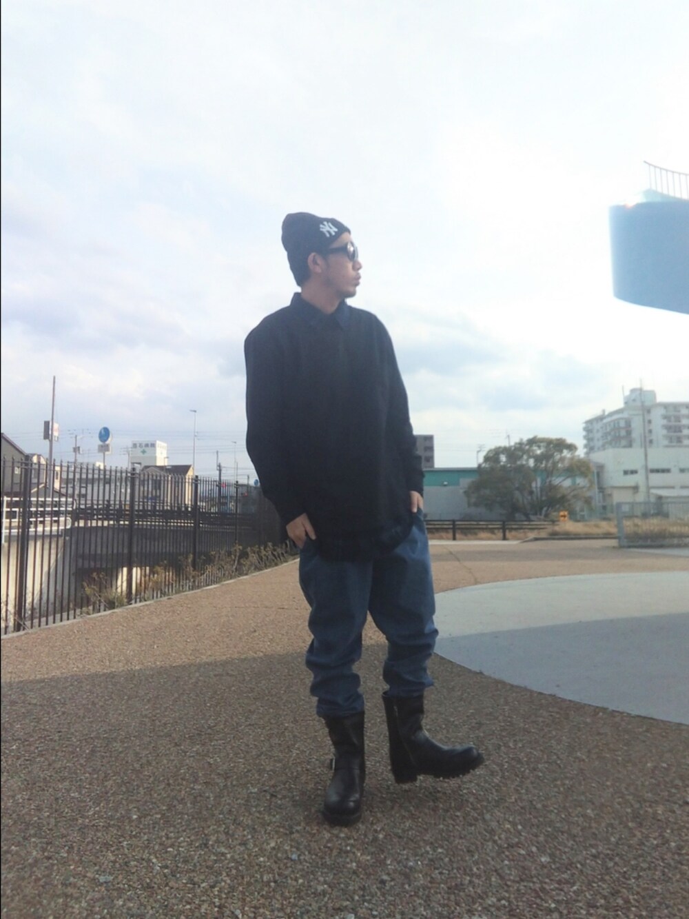 ブラック系のTシャツ/カットソー、ブルー系のシャツ/ブラウス、ブラック系のブーツを着用したメンズの春コーディネートの3枚目の写真