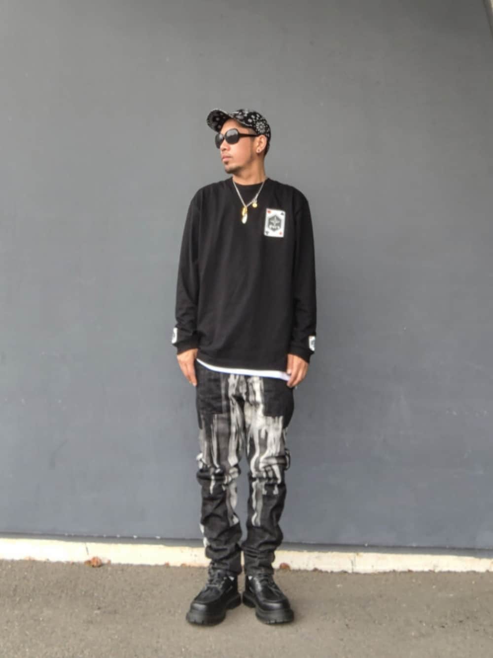 ブラック系のTシャツ/カットソー、ホワイト系のタンクトップ、ブラック系のデニムパンツを着用したメンズの春コーディネートの2枚目の写真