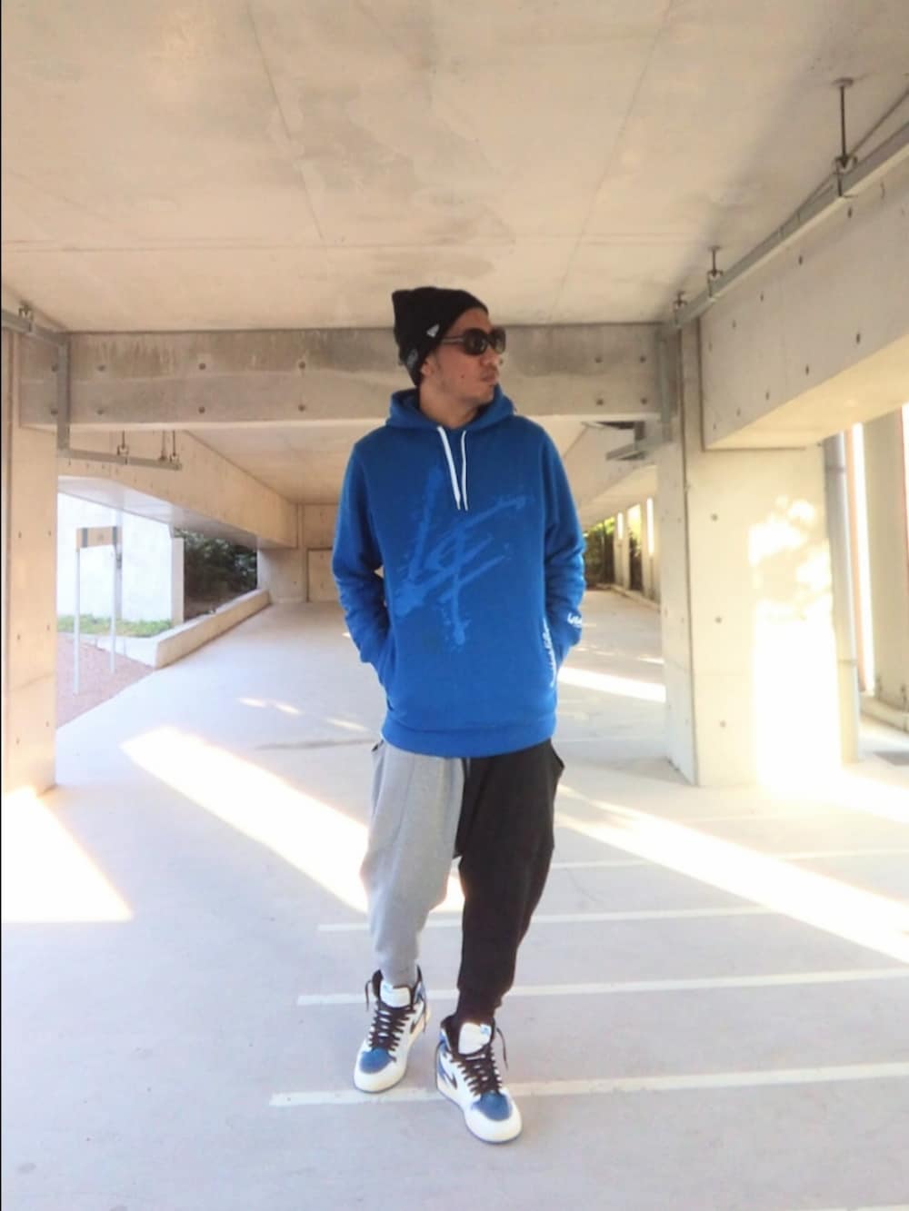 ブルー系のパーカー、その他のスウェットパンツ、ホワイト系のスニーカーを着用したメンズの秋コーディネートの5枚目の写真