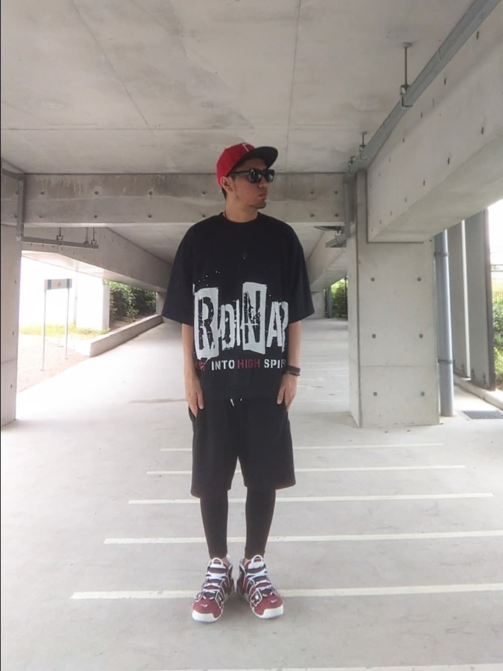 レッド系のスニーカー、ブラック系のTシャツ/カットソー、ブラック系のその他パンツを着用したメンズの春コーディネートの3枚目の写真