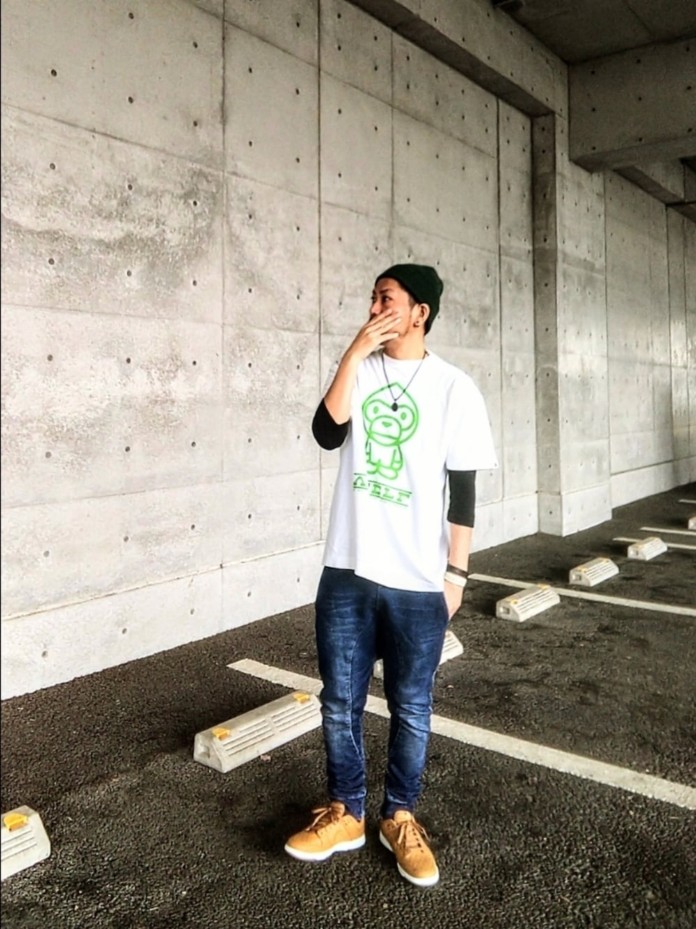 ホワイト系のTシャツ/カットソー、ブルー系のパンツ、ブラウン系のスニーカーを着用したメンズの春コーディネートの2枚目の写真