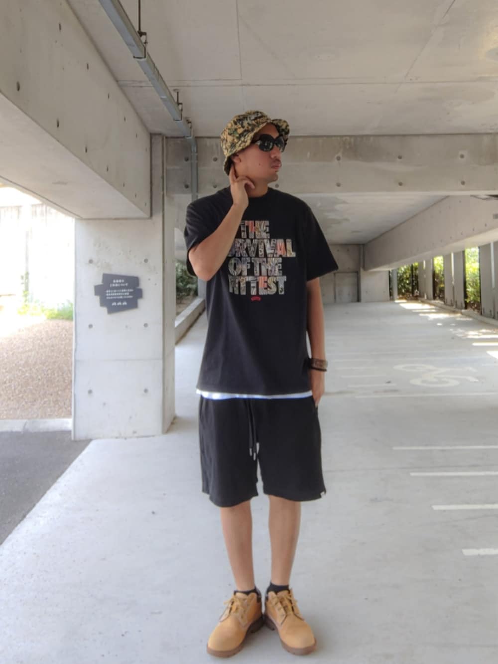 ブラック系のTシャツ/カットソー、ブラック系のその他パンツ、イエロー系のブーツを着用したメンズの秋コーディネートの2枚目の写真