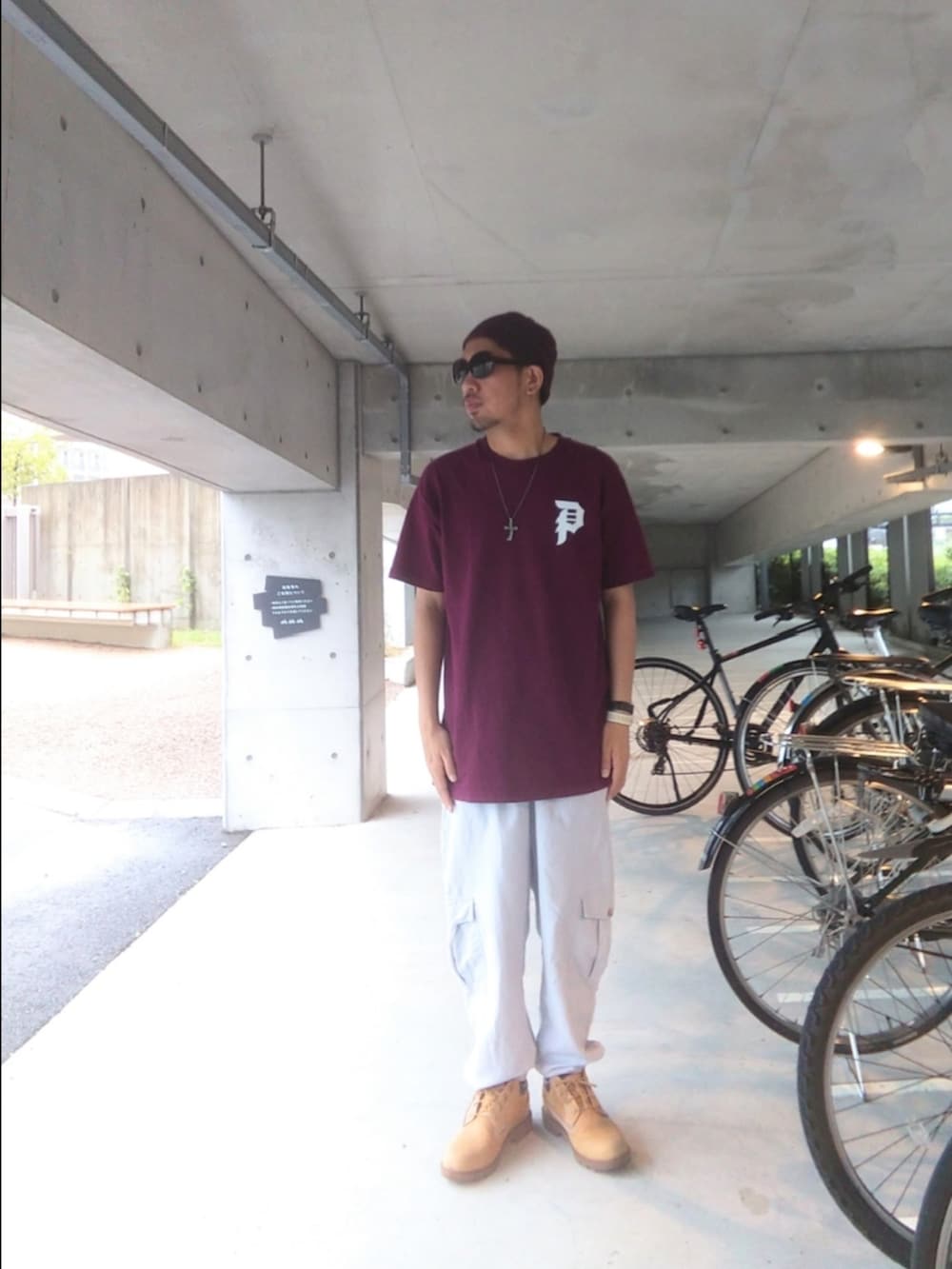 レッド系のTシャツ/カットソー、ホワイト系のカーゴパンツ、イエロー系のブーツを着用したメンズの秋コーディネートの2枚目の写真