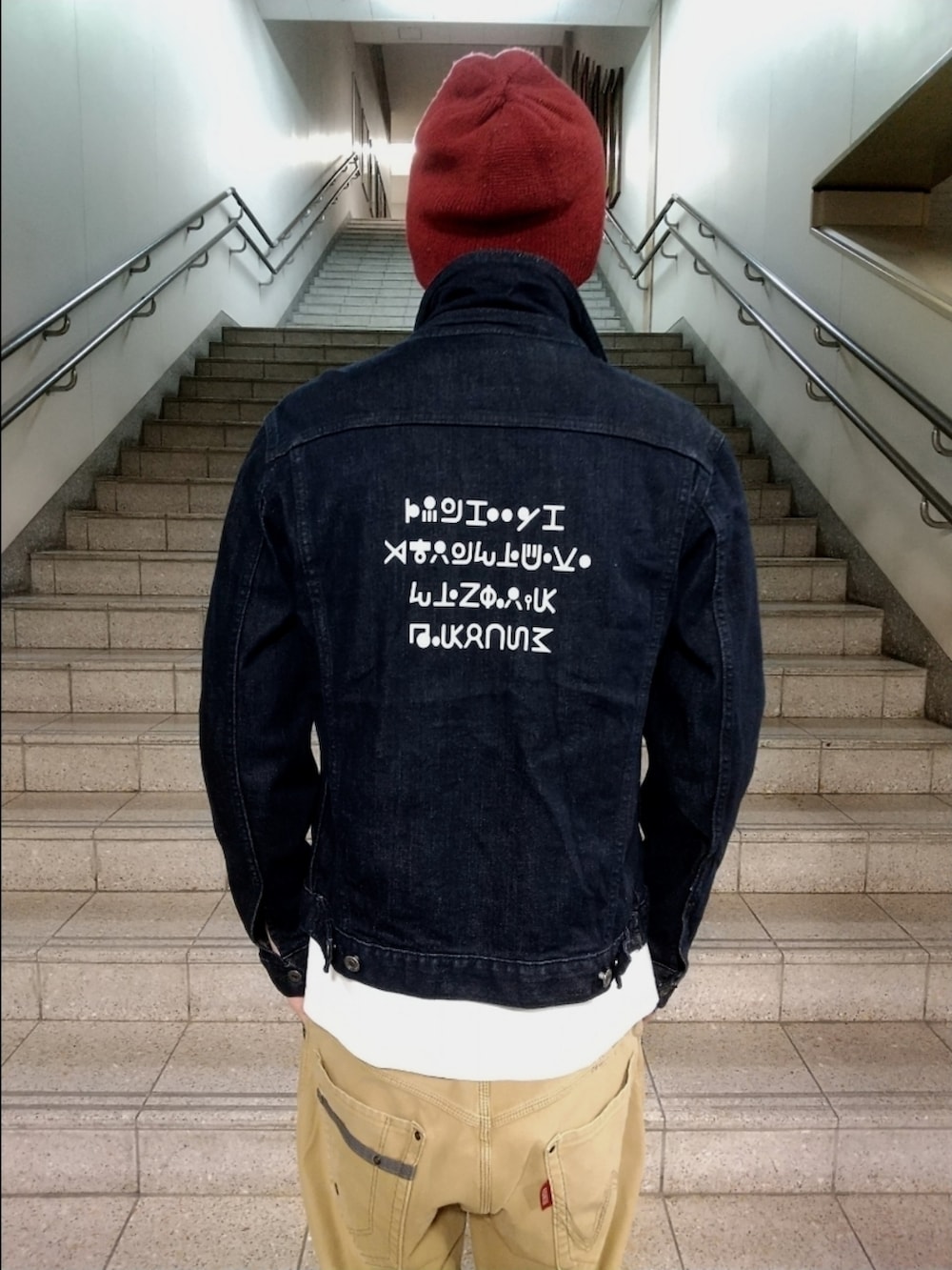 ブルー系のデニムジャケット、ホワイト系のTシャツ/カットソー、ブラウン系のその他パンツを着用したメンズの春コーディネートの3枚目の写真