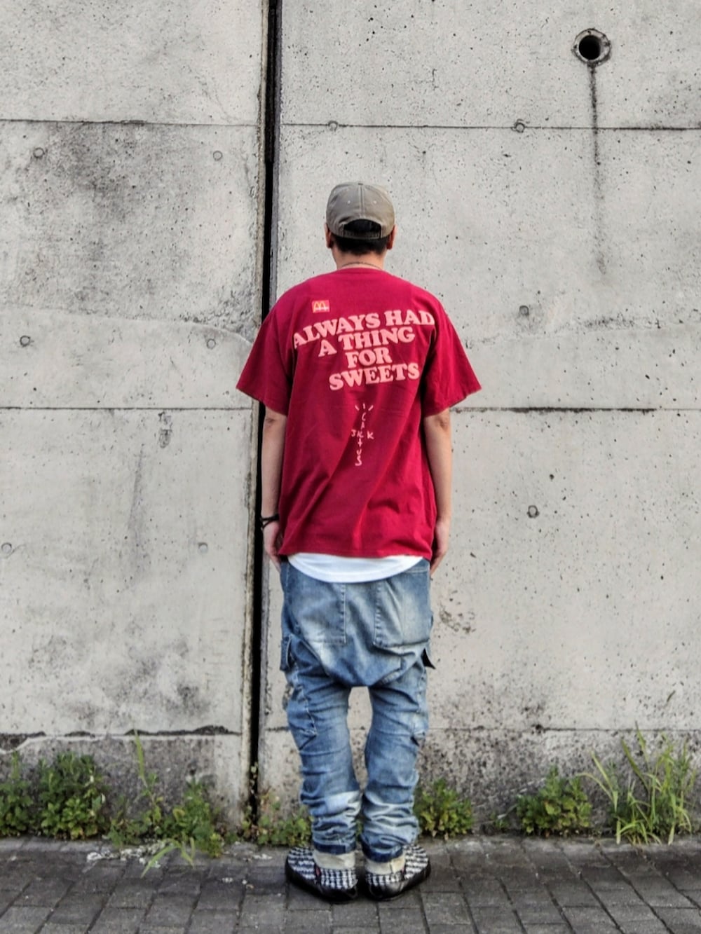 レッド系のTシャツ/カットソー、ホワイト系のタンクトップ、ブルー系のデニムパンツを着用したメンズの夏コーディネートの2枚目の写真