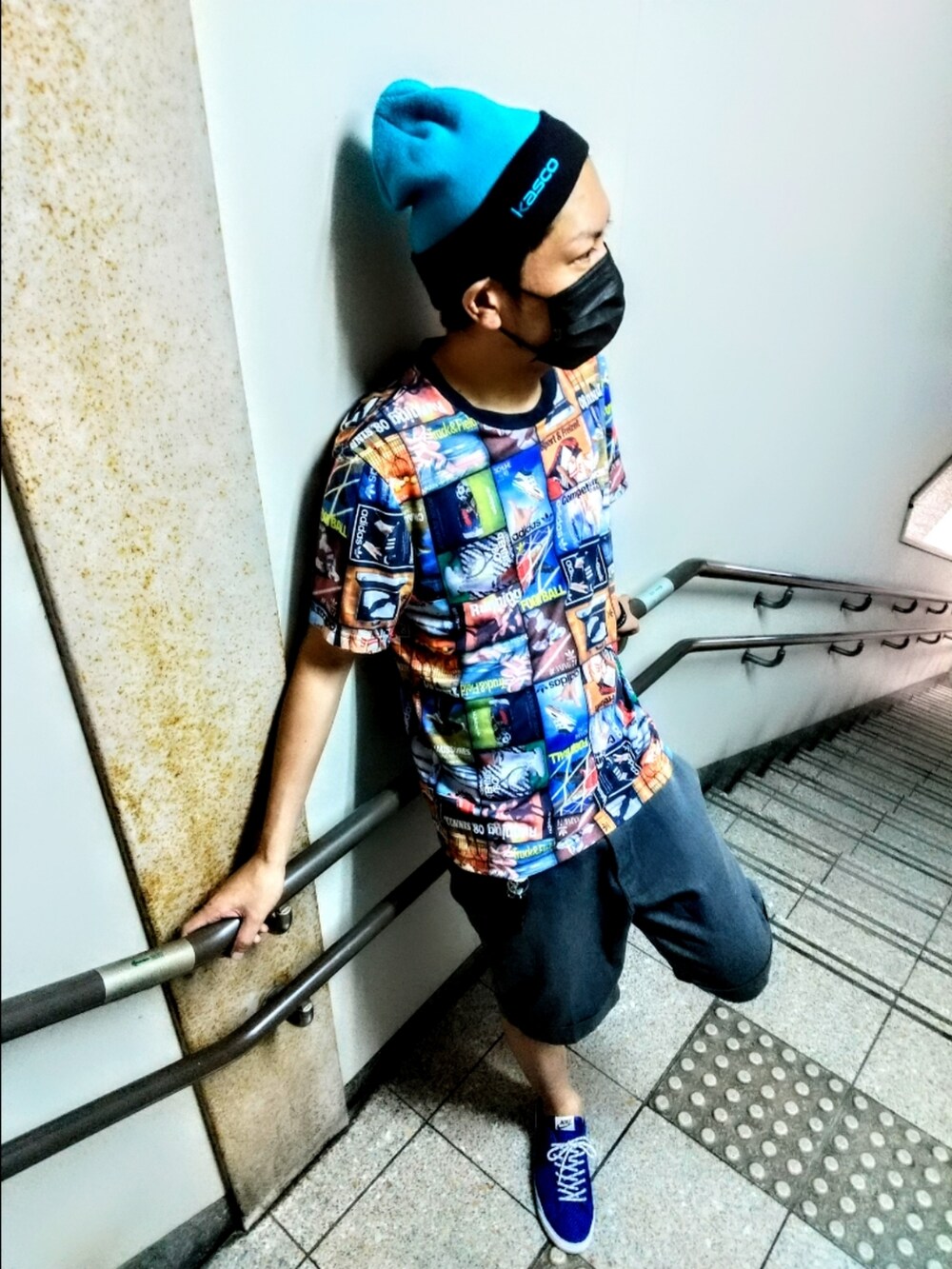 ブルー系のTシャツ/カットソー、その他のシャツ/ブラウス、ブラック系のデニムパンツを着用したメンズの秋コーディネートの3枚目の写真