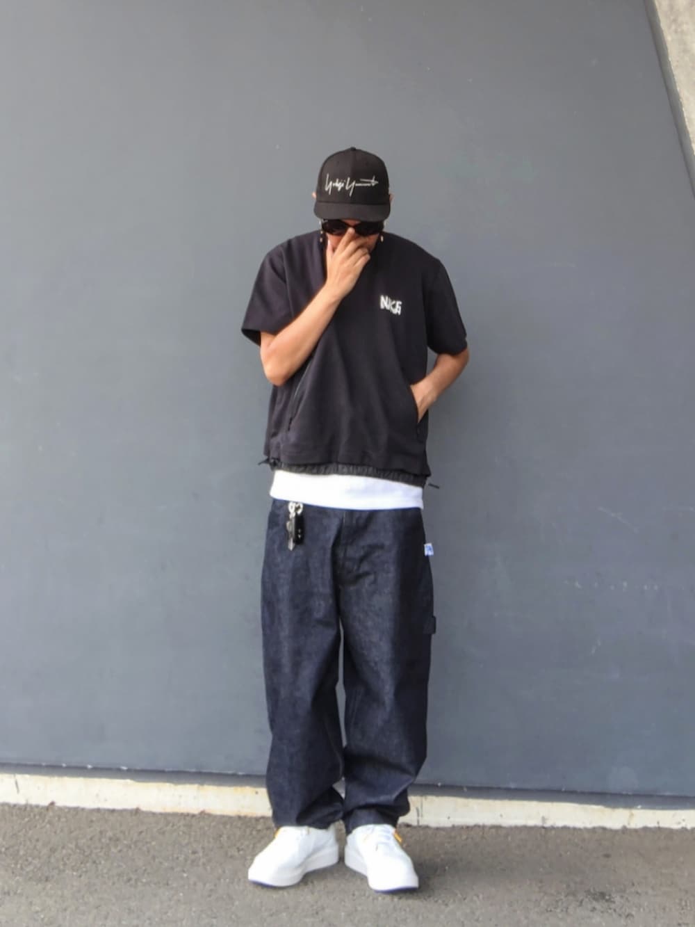 ブラック系のTシャツ/カットソー、ホワイト系のタンクトップ、ブルー系のデニムパンツを着用したメンズの夏コーディネートの3枚目の写真