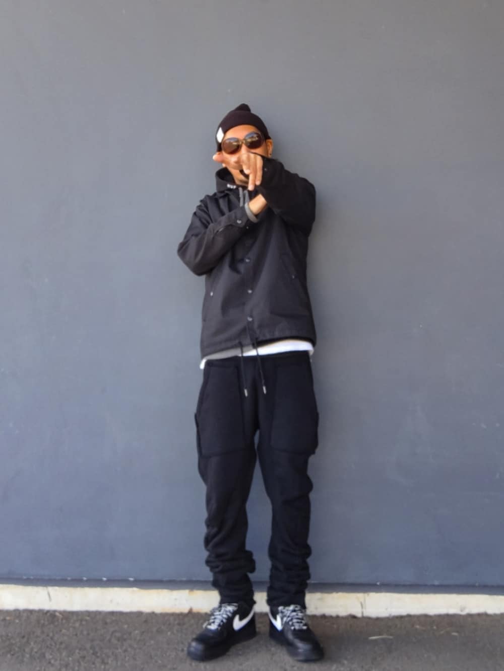 ブラック系のその他アウター、ブラック系のパーカー、ブラック系のその他パンツを着用したメンズの冬コーディネートの2枚目の写真