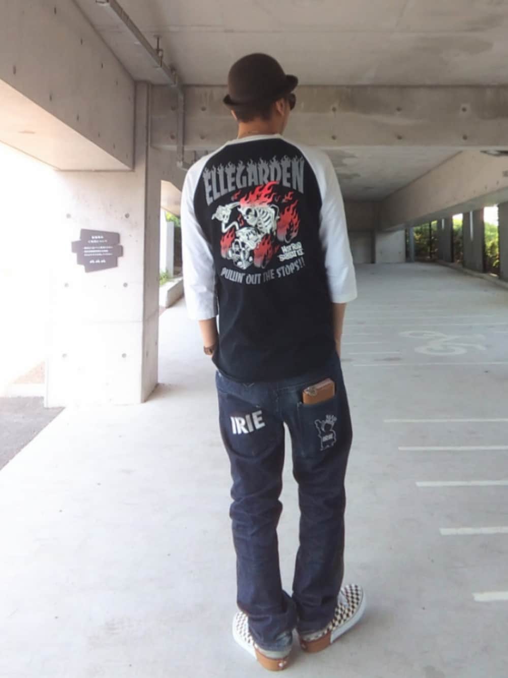 ブラック系のTシャツ/カットソー、ブルー系のデニムパンツ、その他のスニーカーを着用したメンズの春コーディネートの2枚目の写真