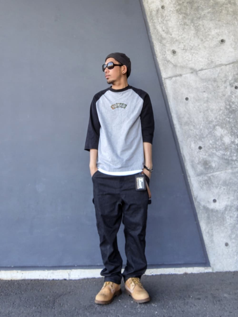 グレー系のTシャツ/カットソー、ホワイト系のタンクトップ、ブラック系のデニムパンツを着用したメンズの春コーディネートの2枚目の写真