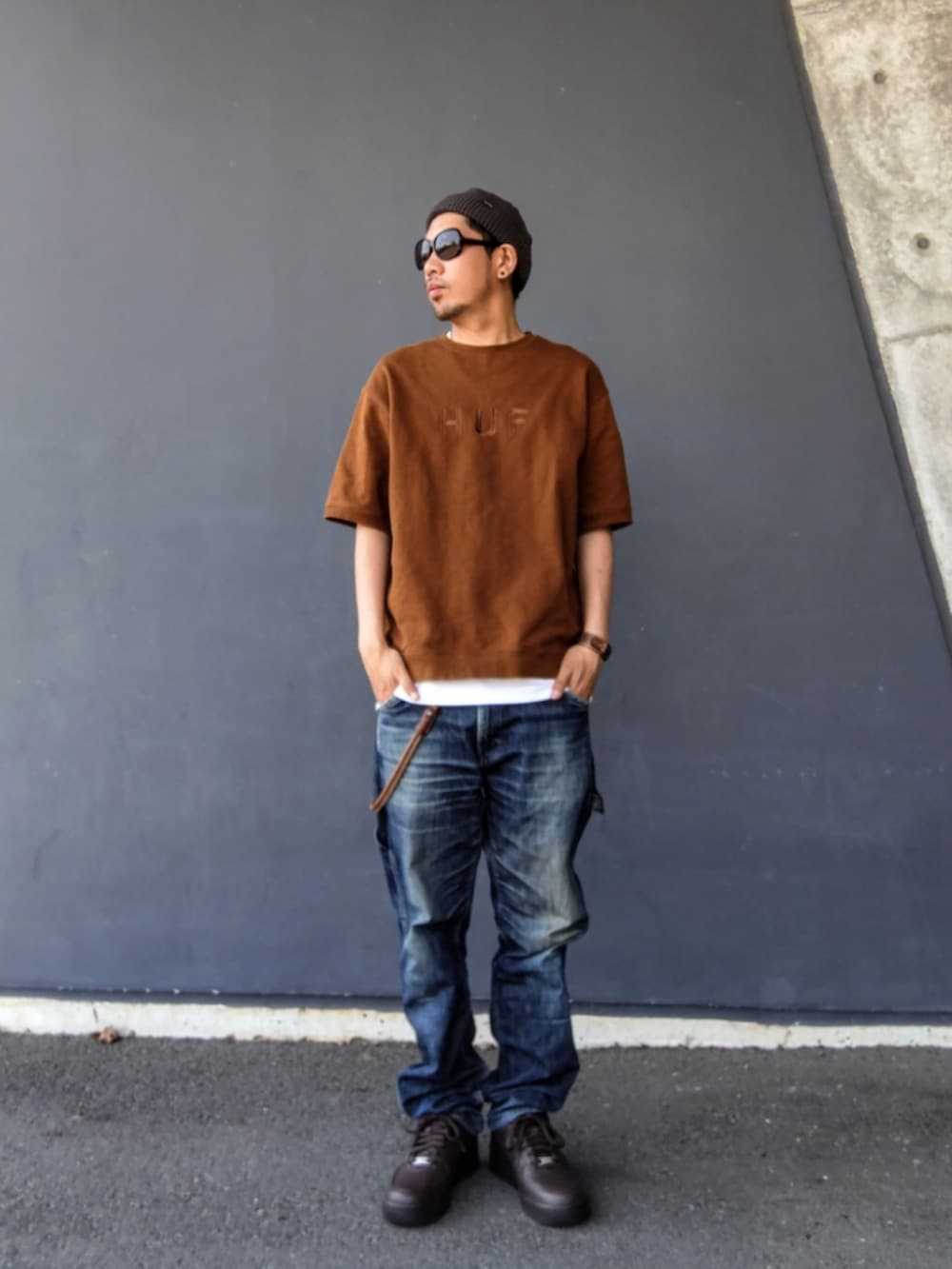 ブラウン系のTシャツ/カットソー、ホワイト系のタンクトップ、ブルー系のデニムパンツを着用したメンズの春コーディネートの2枚目の写真