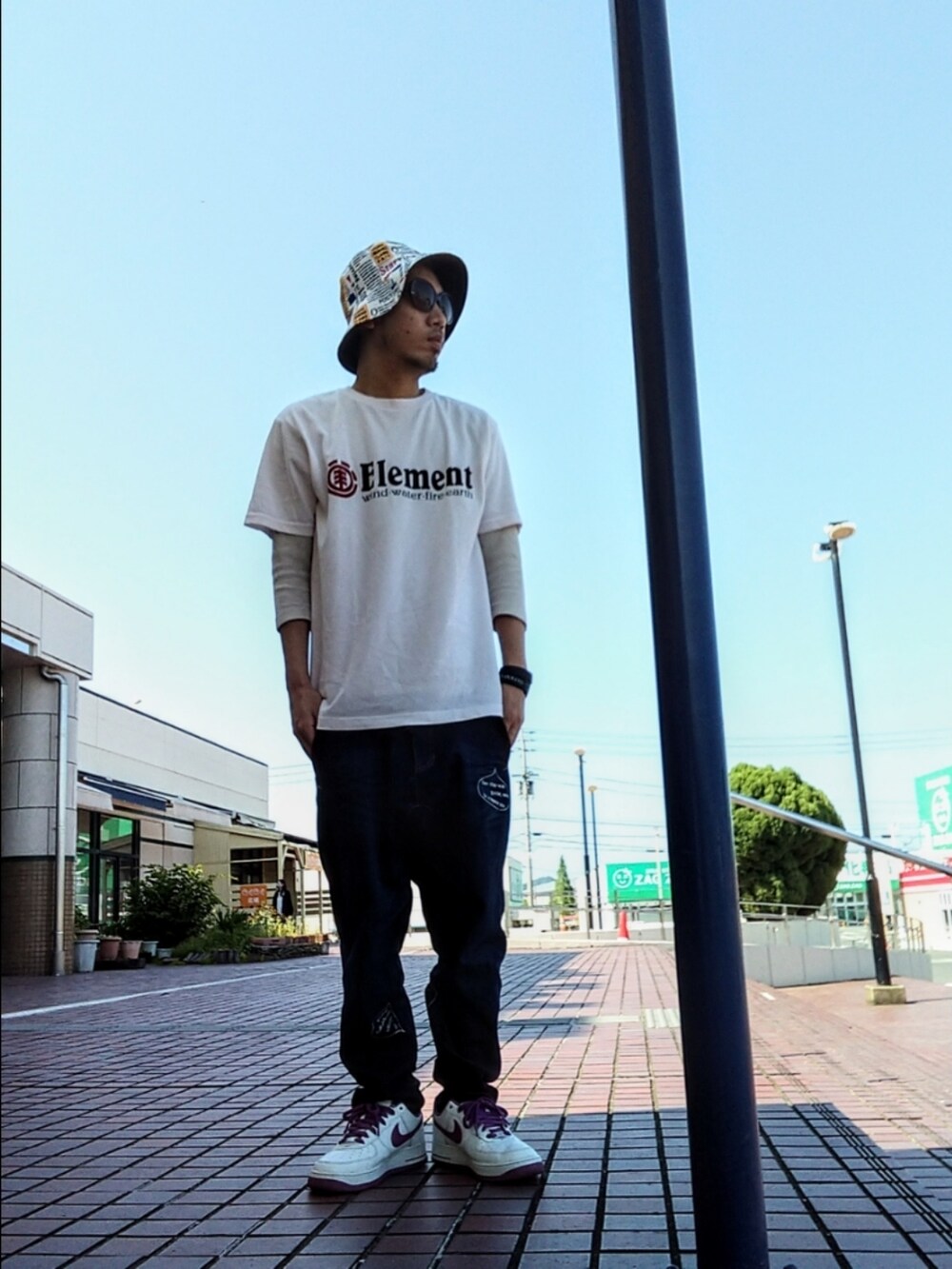 「バケットハット、element、レイヤードスタイル、フラボア、ストリート、エアフォースワン、春コーデ、階段、春ファッション、サングラス、NIKE、スニーカー」|「laquestのアイテム(ハット、その他)」を使った、hasshi(ハッシー)さん(メンズ・172cm)の春コーディネートの2枚目の写真