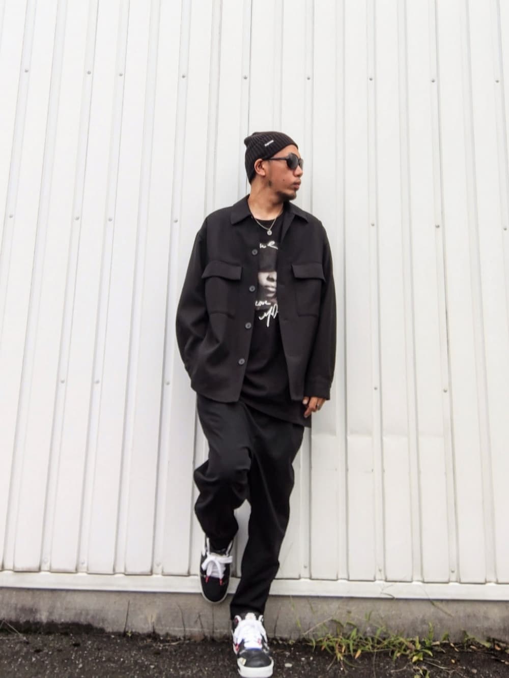 ブラック系のシャツ/ブラウス、ブラック系のTシャツ/カットソー、ブラック系のスラックスを着用したメンズの秋コーディネートの2枚目の写真