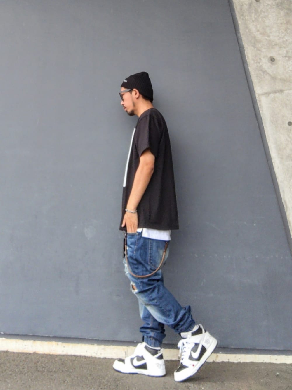 ブラック系のTシャツ/カットソー、ホワイト系のタンクトップ、ブルー系のデニムパンツを着用したメンズの秋コーディネートの2枚目の写真