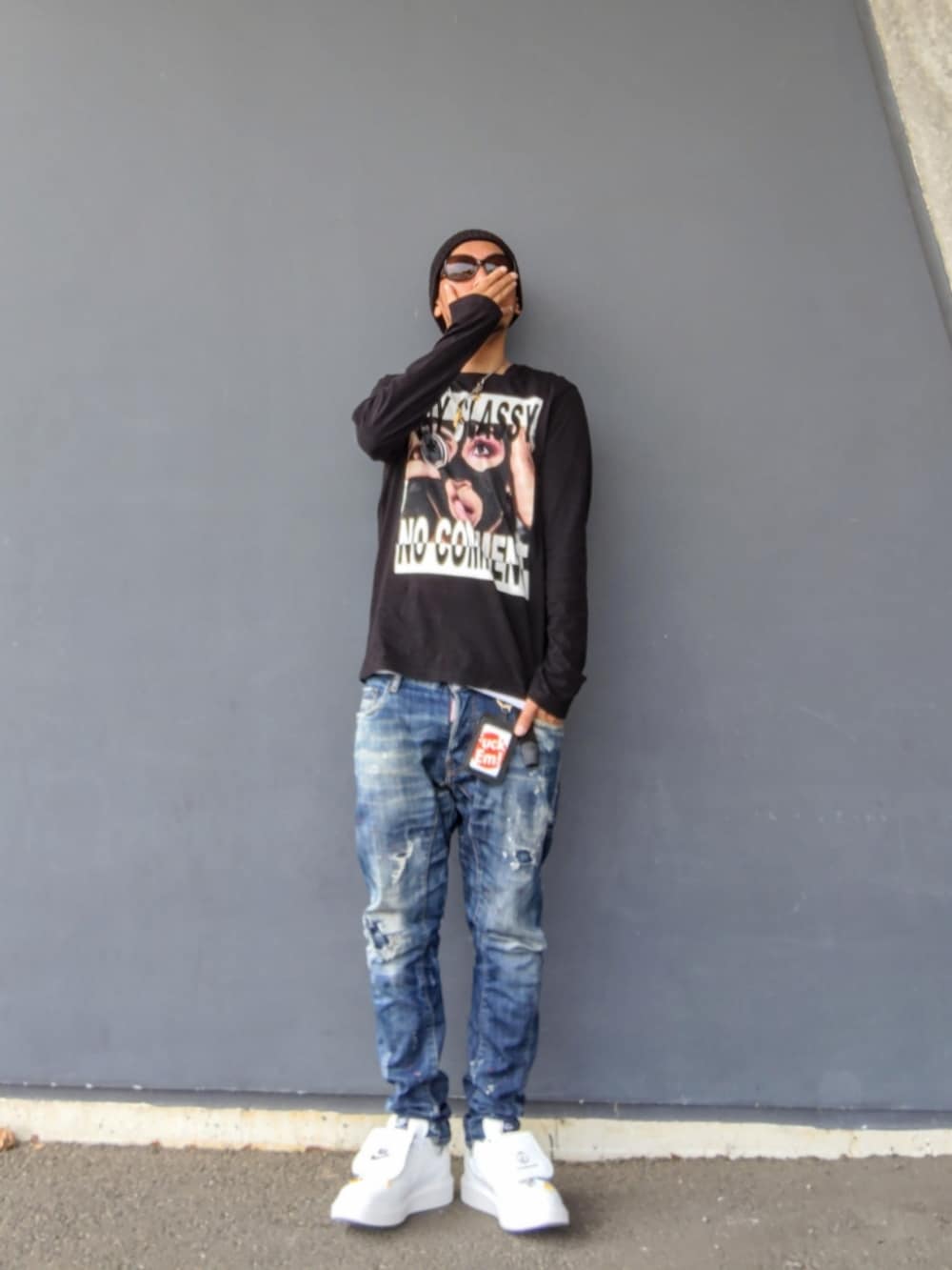 ブラック系のTシャツ/カットソー、ホワイト系のタンクトップ、ブルー系のデニムパンツを着用したメンズの春コーディネートの2枚目の写真