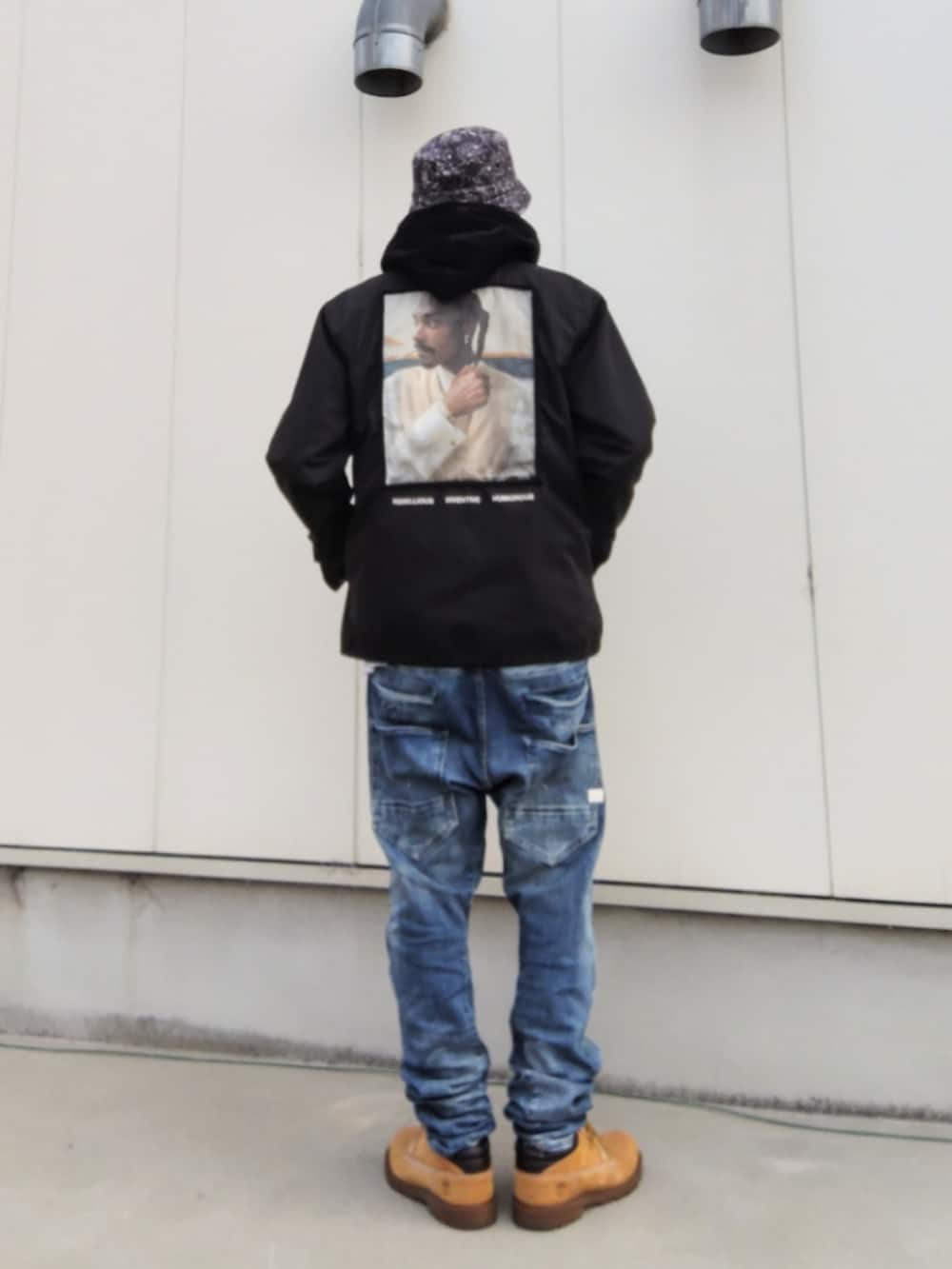 ブラック系のその他アウター、ブラック系のブルゾン、ホワイト系のTシャツ/カットソーを着用したメンズの冬コーディネートの3枚目の写真