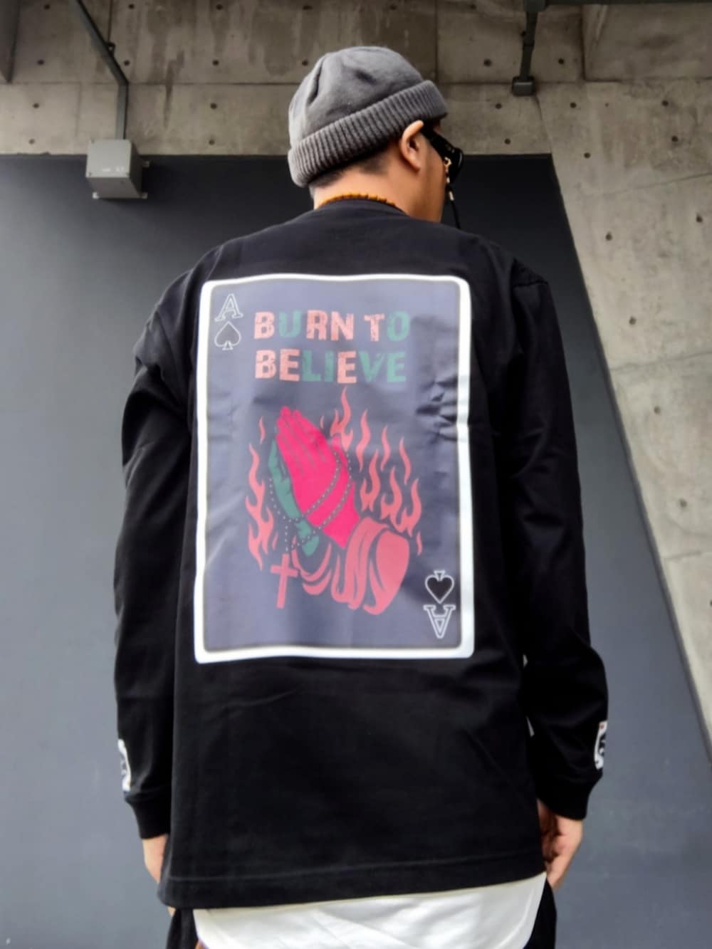 ブラック系のTシャツ/カットソー、ブラック系のその他パンツ、グリーン系のブーツを着用したメンズの春コーディネートの4枚目の写真