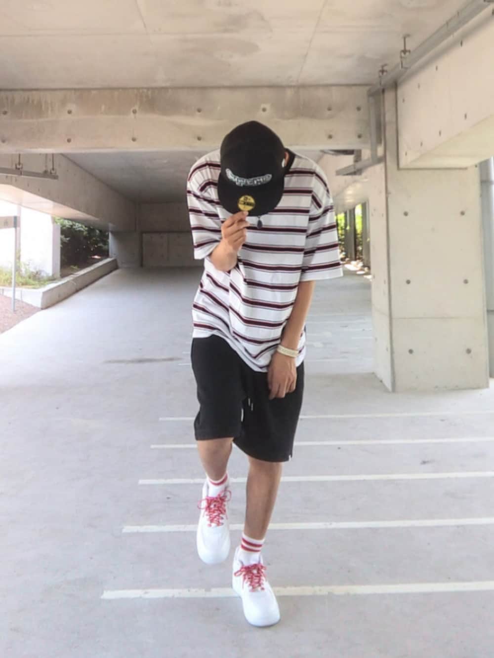 ホワイト系のTシャツ/カットソー、ホワイト系のスニーカー、ブラック系のその他パンツを着用したメンズの夏コーディネートの2枚目の写真