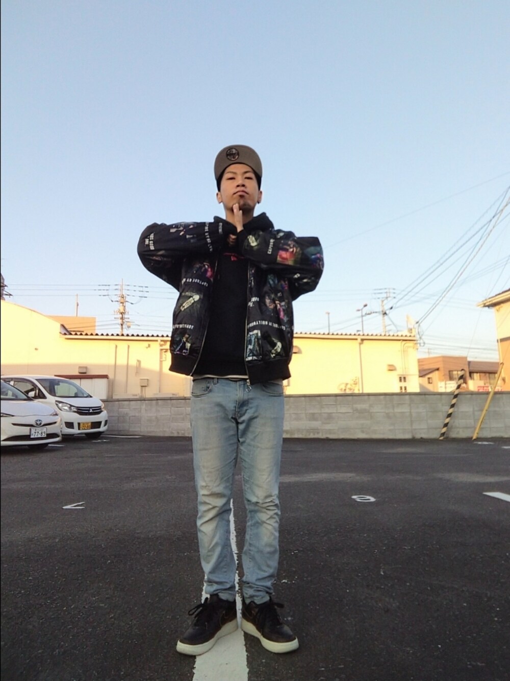 その他のブルゾン、ブラック系のパーカー、ブルー系のデニムパンツを着用したメンズの冬コーディネートの2枚目の写真