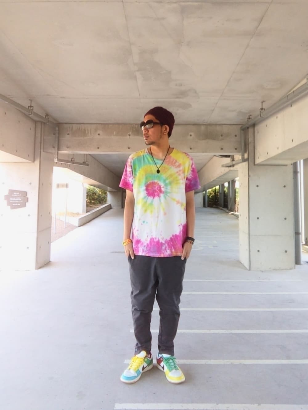 その他のTシャツ/カットソー、グレー系のパンツ、その他のスニーカーを着用したメンズの夏コーディネートの2枚目の写真