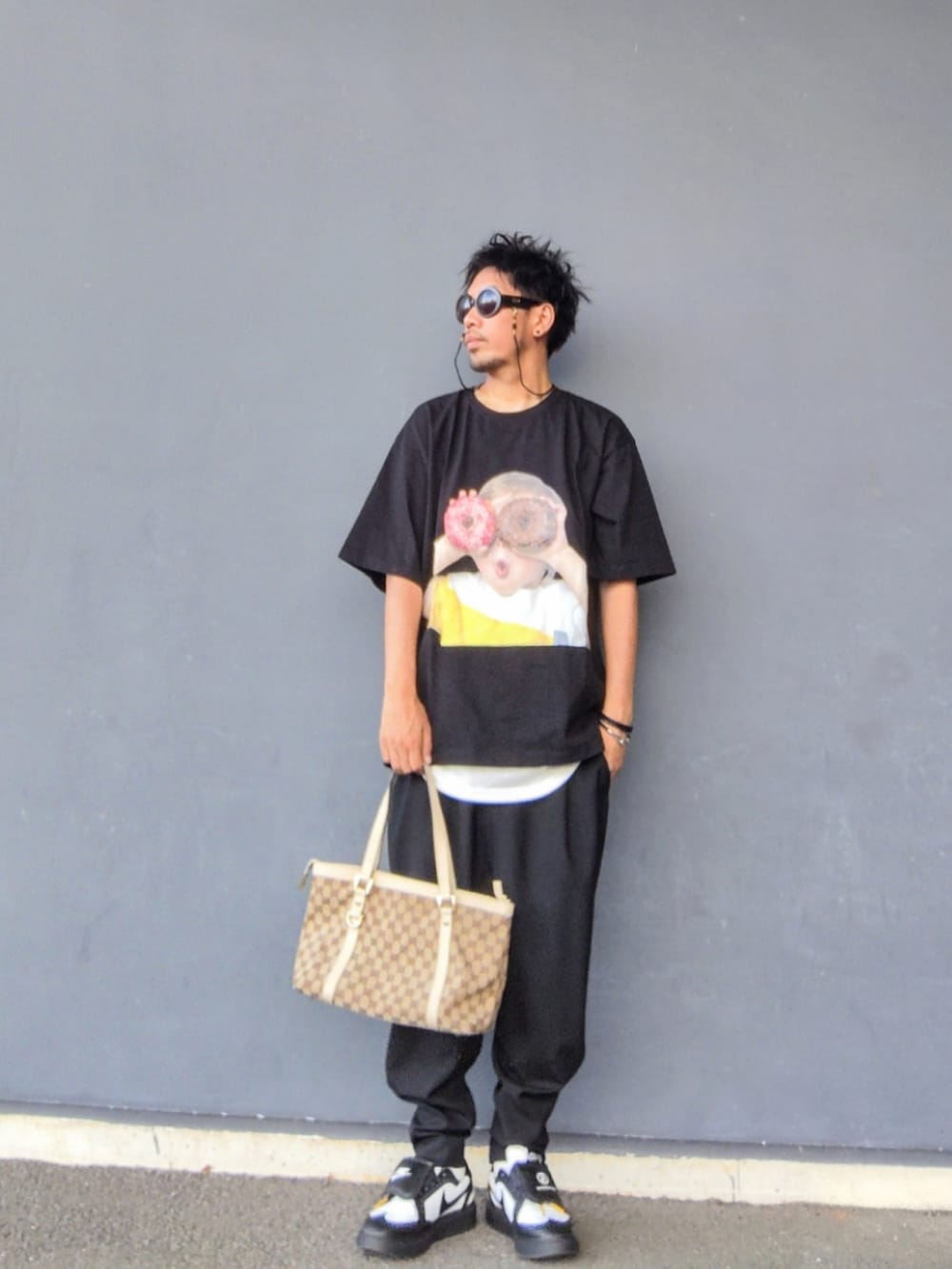 ブラック系のTシャツ/カットソー、ホワイト系のタンクトップ、ベージュ系のトートバッグを着用したメンズの夏コーディネートの2枚目の写真