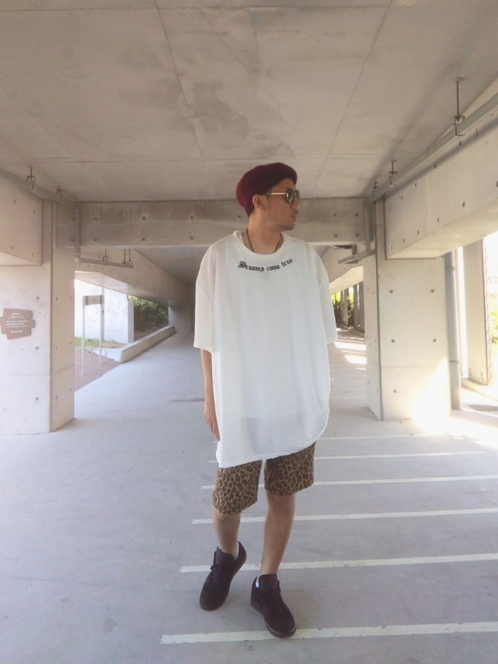 ホワイト系のTシャツ/カットソー、その他のその他パンツ、ブラック系のスニーカーを着用したメンズの秋コーディネートの3枚目の写真