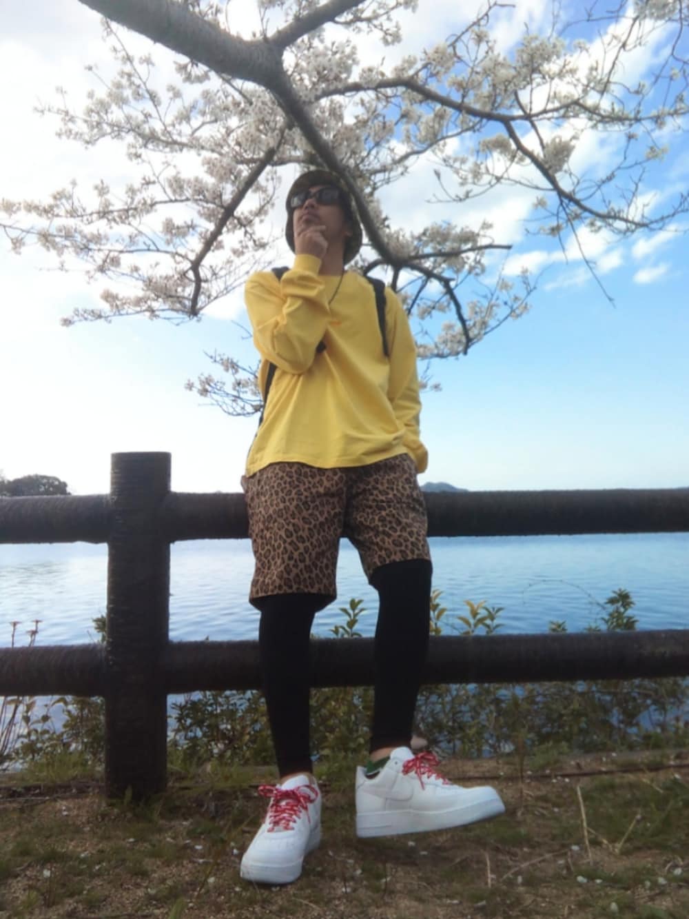 イエロー系のTシャツ/カットソー、ブラック系のバックパック/リュック、その他のその他パンツを着用したメンズの春コーディネートの2枚目の写真