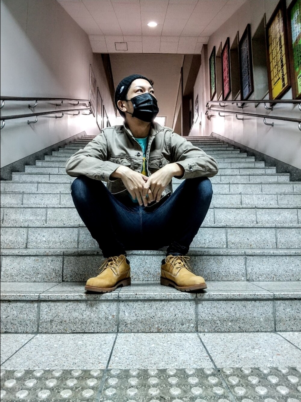 ベージュ系のデニムジャケット、ブルー系のTシャツ/カットソー、ブルー系のデニムパンツを着用したメンズの秋コーディネートの2枚目の写真